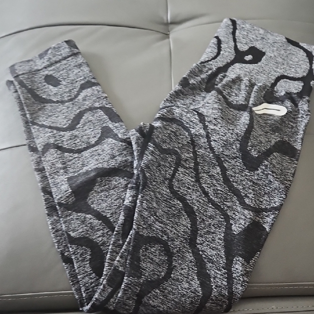 Pursue Fitness Stylish Gray and Black Leggings